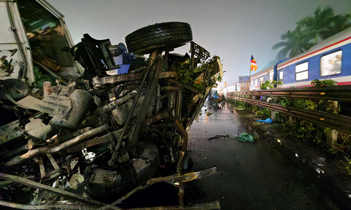 Công an Hà Nội thông tin vụ tàu hỏa va chạm ô tô tải, 2 người thương vong
