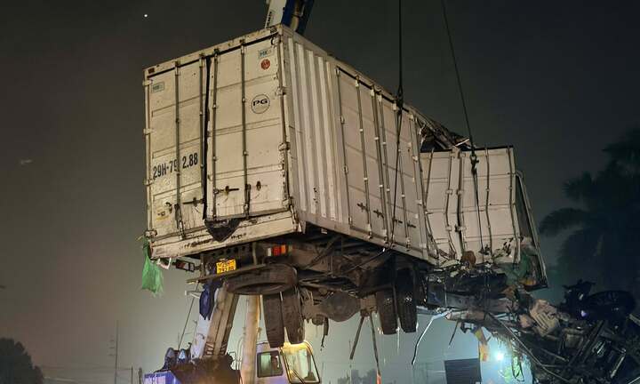 Tai nạn đường sắt ở Hà Nội: Tài xế xe tải cố tình vượt đèn báo 