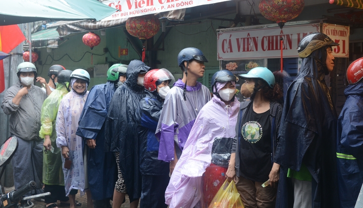 Đội mưa, xếp hàng dài mua heo quay, vịt quay ngày vía Thần Tài