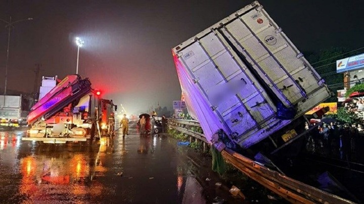 Xe tải vượt đường ngang, va chạm tàu hoả, bị vò nát văng xa gần 100m