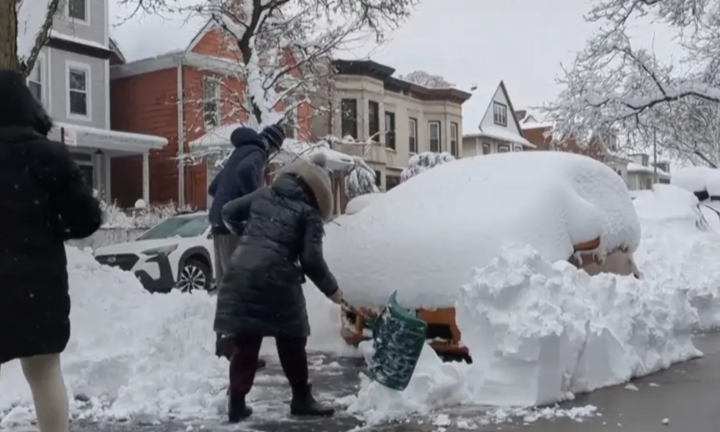 Bão tuyết 'quái vật' đổ xuống bờ Đông nước Mỹ, gió giật 133km/h