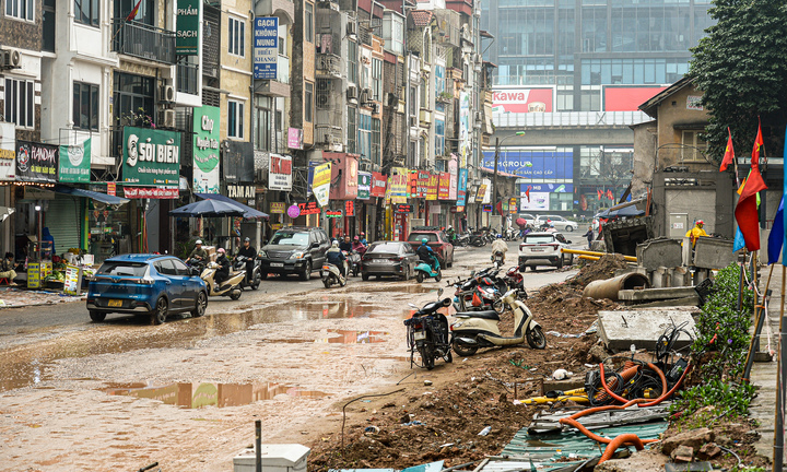 Dự án đường 400 tỷ ở Hà Nội ngổn ngang sau Tết, dân lội bùn, bắc ván vào nhà