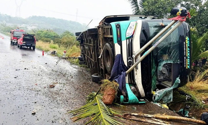 Đồng Nai: Lật xe khách trên Quốc lộ 14, 3 người thương vong
