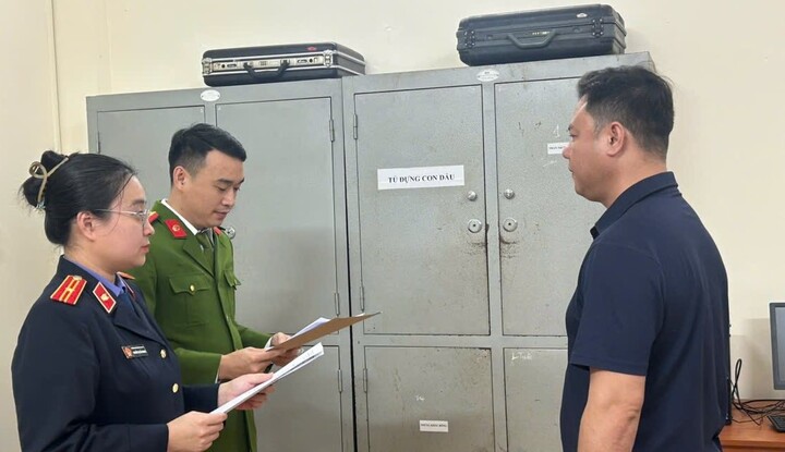 Khởi tố tài xế 'khóa đuôi' ô tô, thách thức 'đỗ đến mai' ở Hà Tĩnh 