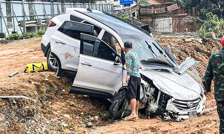 Ô tô con văng khỏi cao tốc Nội Bài – Lào Cai, 2 người bị thương