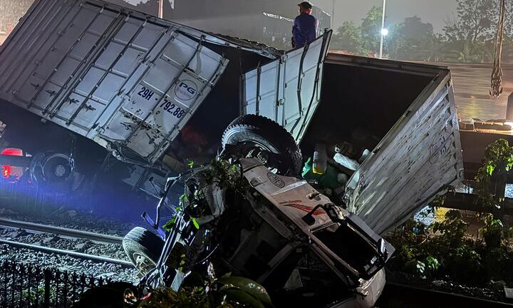 Sẽ còn ô tô bị tàu hỏa đâm nát nếu barie đã hạ mà ý thức chưa dựng lên