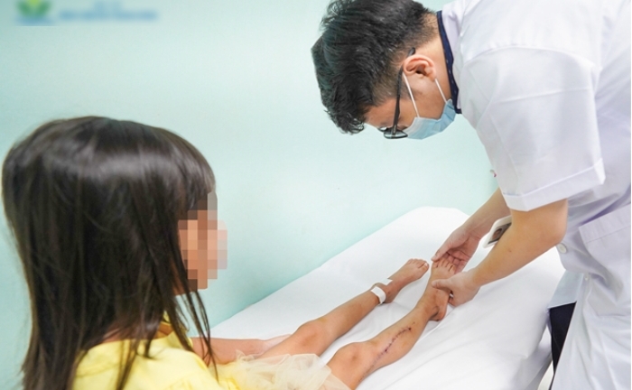 8 giờ phẫu thuật cứu đôi chân cho bé gái 8 tuổi bị ung thư xương