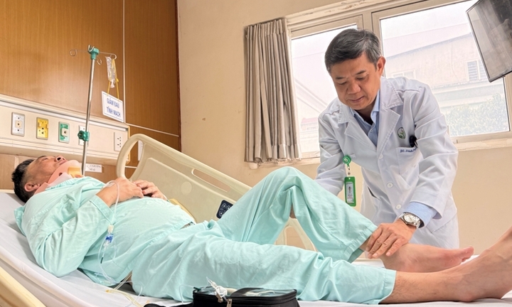 Từ Anh về Việt Nam mổ ống sống cổ