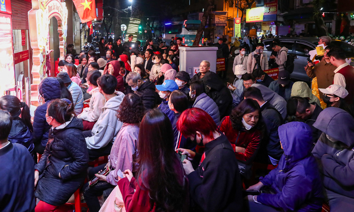 Xếp hàng gần 10 tiếng chờ mua vàng ngày vía thần Tài