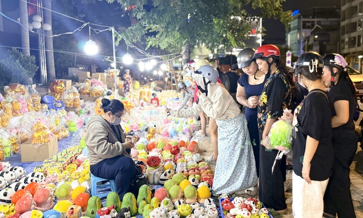 Người dân TP.HCM chen nhau mua heo đất lấy vía Thần Tài