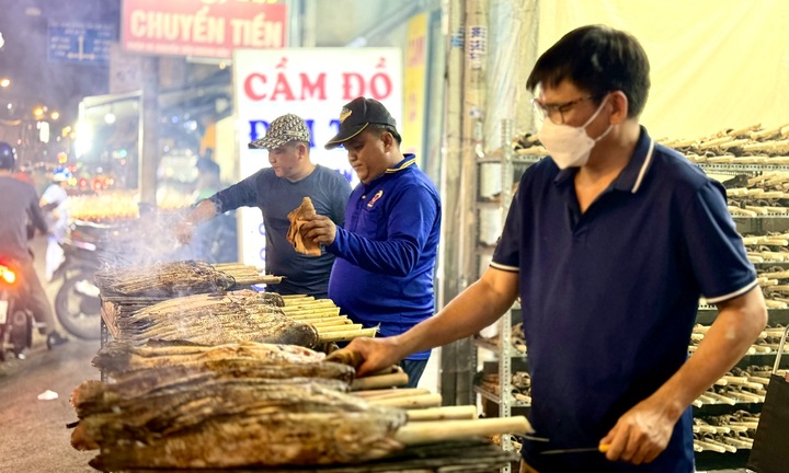 Phố cá lóc nướng TP.HCM dè dặt vào mùa Thần Tài