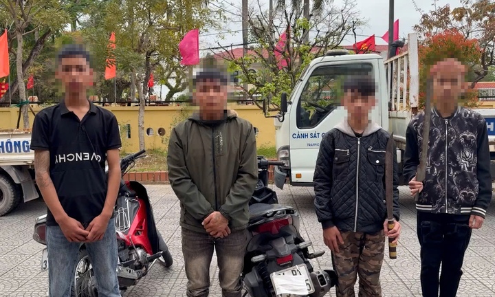 Nhóm thanh thiếu niên mang dao, côn ‘diễu phố’ quay clip đăng TikTok