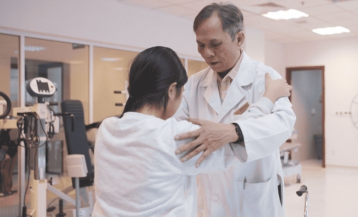 Nước mắt người cha và những bước đi đầu đời lần thứ hai của cô bé 12 tuổi