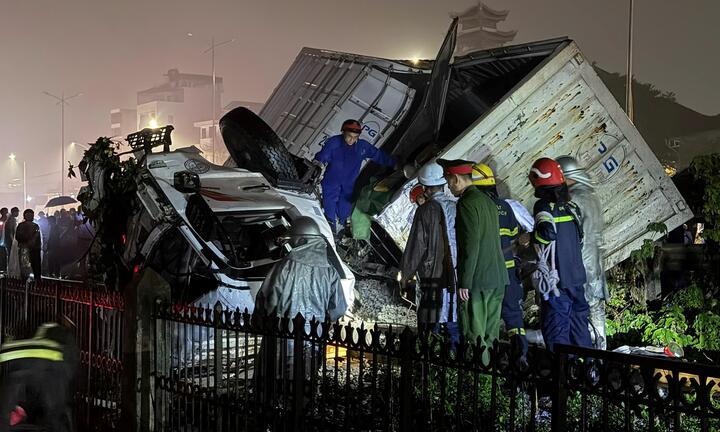 Chỉ bị phạt bằng 1/3 lỗi vượt đèn đỏ, tài xế không sợ băng qua đường ray