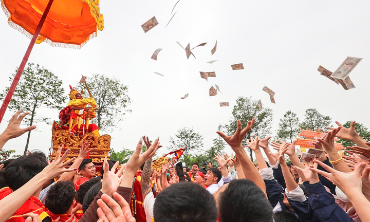 Độc đáo nghi lễ rước 'vua, chúa sống' tại lễ hội Đền Sái