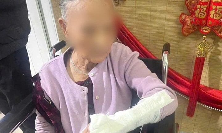 Đánh mẹ gãy tay trong đêm mùng 3 Tết, nam thanh niên bị công an mời làm việc