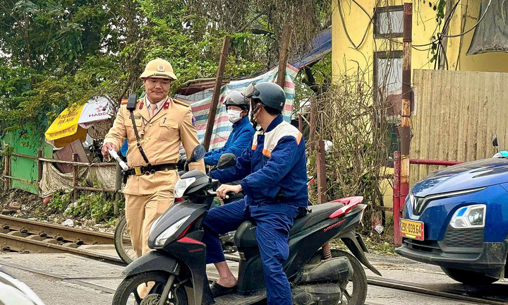 CSGT Hà Nội xử lý loạt tài xế cố tình vượt rào chắn khi đi qua đường sắt