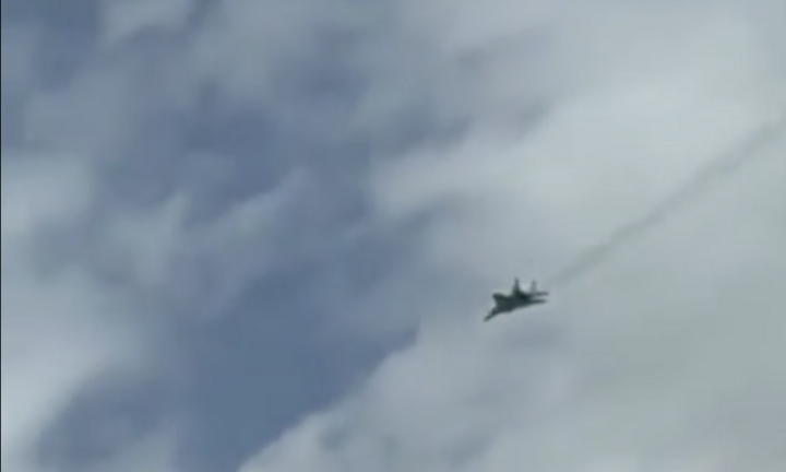 Máy bay chiến đấu xuất hiện trên bầu trời Iran, người dân gấp rút sơ tán