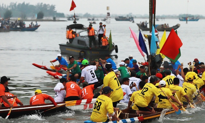 Lật thuyền trên phá Tam Giang, 2 mẹ con tử vong