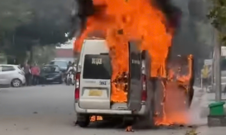 Ô tô 16 chỗ bốc cháy dữ dội khi đang chạy trên đường ở Bắc Ninh