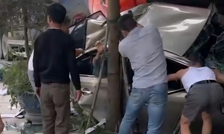 Người dân phá cửa xe đưa tài xế và người ngồi trong xe ôtô đi cấp cứu