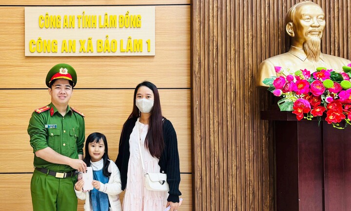 Nhặt được iPhone 16, học sinh mầm non nhờ công an trả lại cho chủ