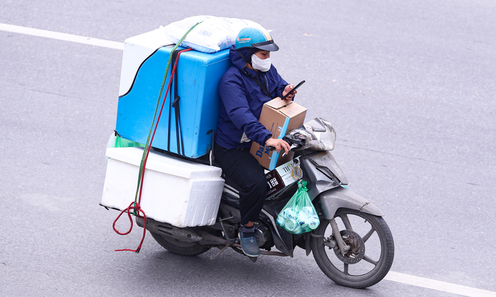 Phớt lờ nguy hiểm, nhiều người vẫn mải mê gọi điện, nghe nhạc khi lái xe