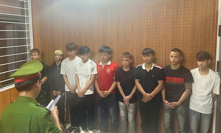 Nhóm thanh thiếu niên cầm hung khí truy đuổi làm 2 người thương vong