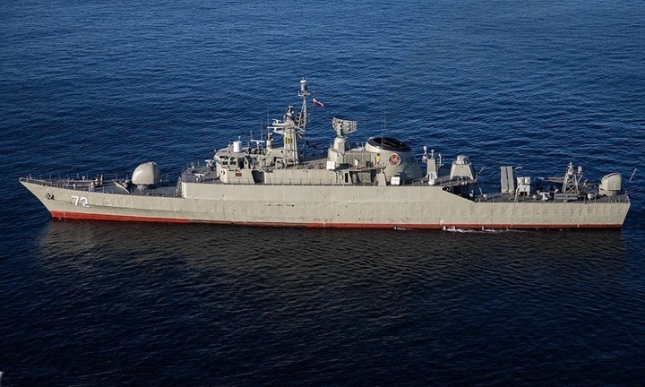 Chiến hạm Iran bốc cháy sau khi bị trúng đạn trong cảng