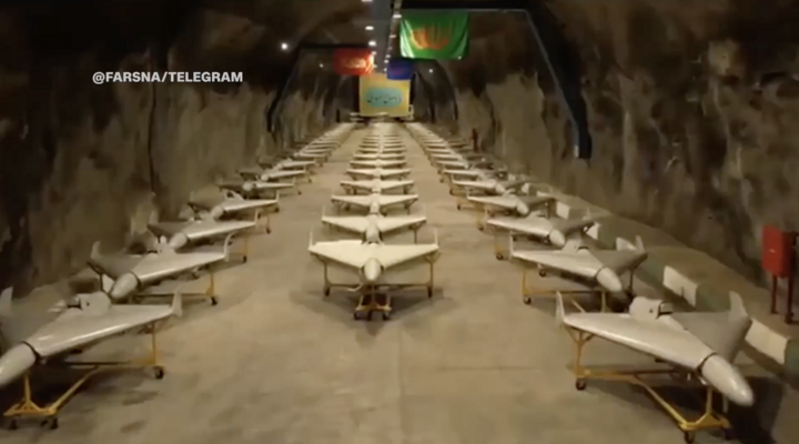 Iran khoe kho vũ khí trong hầm ngầm, nhắn kẻ thù 'chờ tiếng chuông báo tử'