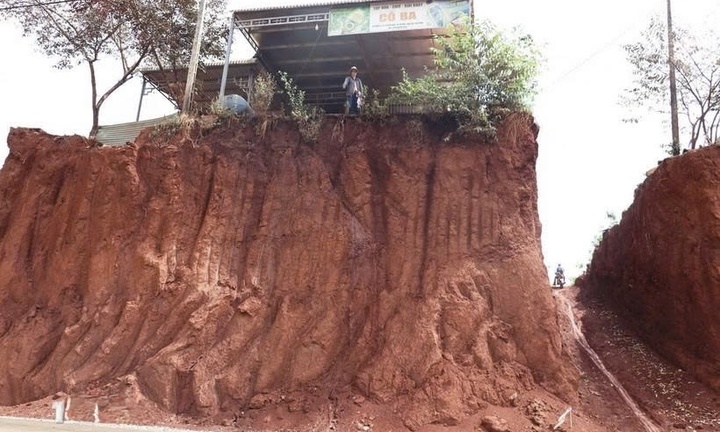 Đồng Nai: Nhiều nhà dân 'treo cao' sau khi hạ cốt nền đường ĐT.753