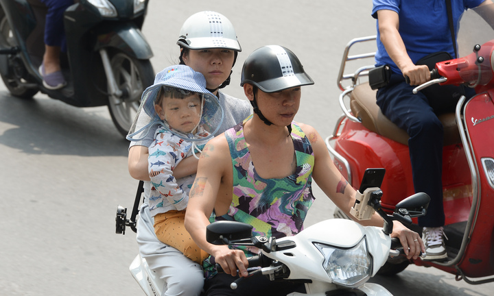 Hà Nội oi bức khác thường, người dân mặc áo phông, quần lửng ra đường