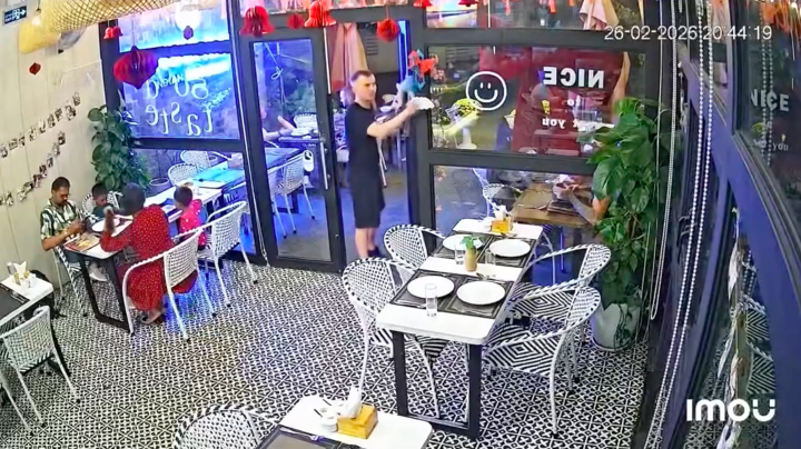 Dân mạng cười bò với clip chàng trai Nga lắc chuông lia lịa để khen món ăn Việt