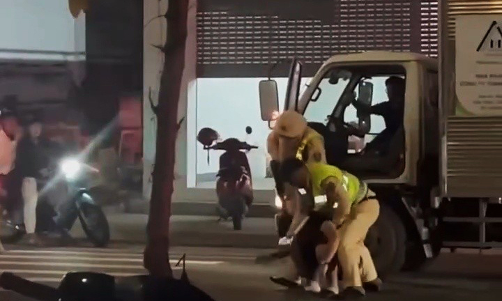 CSGT rút súng khống chế tài xế xe tải ‘thông chốt’ kiểm tra nồng độ cồn