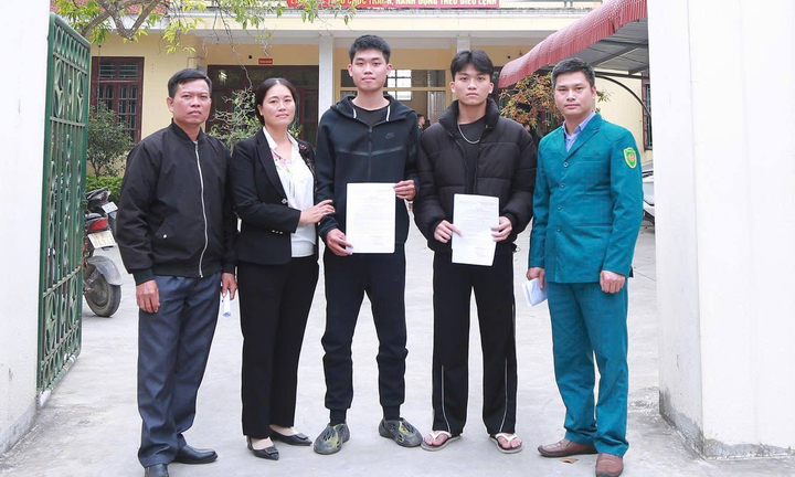Cử nhân IT và em trai 19 tuổi cùng viết đơn tình nguyện nhập ngũ