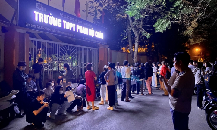 Phụ huynh Hà Nội xếp hàng từ nửa đêm giữ chỗ: Sở GD&ĐT yêu cầu hoàn tiền