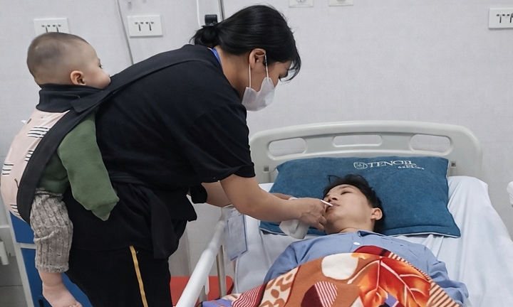 Gia đình ly tán trong bệnh viện: Cha đột quỵ, con sinh non và lời cầu cứu của người mẹ