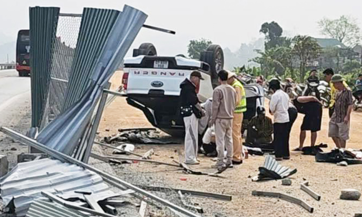 Xe bán tải đâm rào tôn trên cao tốc Nội Bài - Lào Cai, một người tử vong