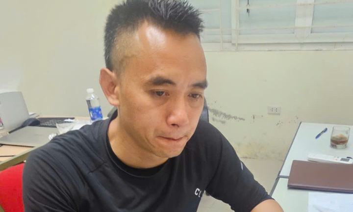 Danh tính kẻ tạt đầu xe máy khiến 2 người lớn và trẻ nhỏ suýt tử nạn dưới bánh xe tải