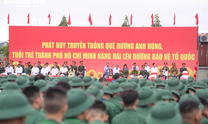 Chủ tịch Quốc hội, Bí thư TP.HCM động viên hơn 7.000 tân binh nhập ngũ 