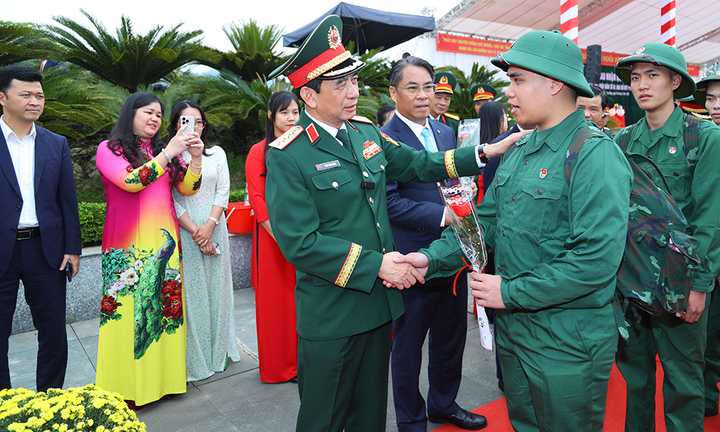 Đại tướng Phan Văn Giang tặng hoa, động viên tân binh tỉnh Cao Bằng