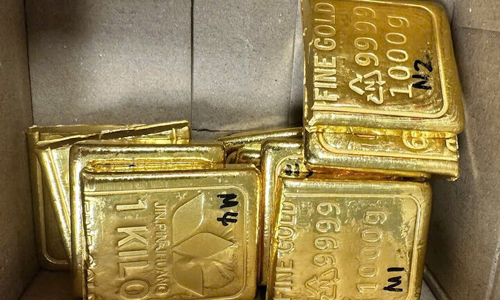 Hành khách giấu hơn 12 kg vàng miếng trong đồ lót, nhập cảnh Việt Nam