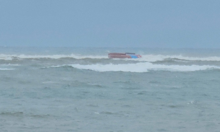 Lật tàu cá chở 7 người ở cửa biển Nhật Lệ, 1 ngư dân tử vong