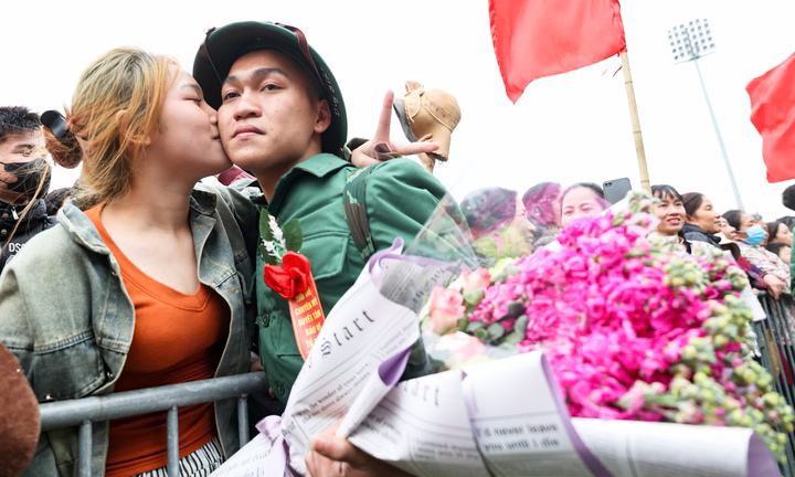 Tân binh bịn rịn chia tay bạn gái, hẹn tổ chức đám cưới sau 2 năm quân ngũ