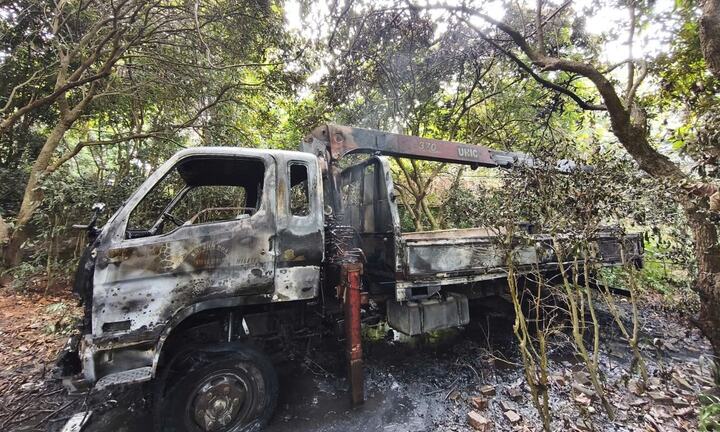 Xe tải cẩu vướng dây điện rồi bốc cháy, tài xế tử vong