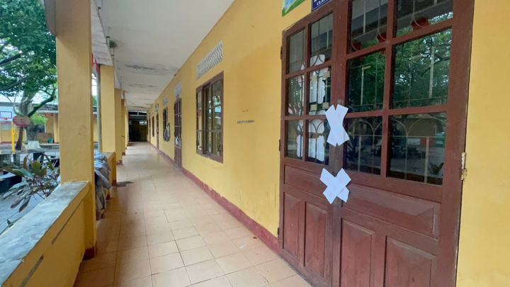 Phòng học bị niêm phong, gần 250 học sinh phải học tạm tại trường đại học