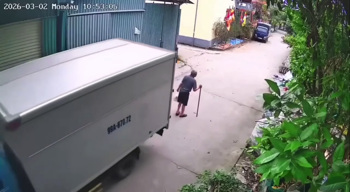 Xe tải lùi ẩu, cán tử vong cụ ông 90 tuổi