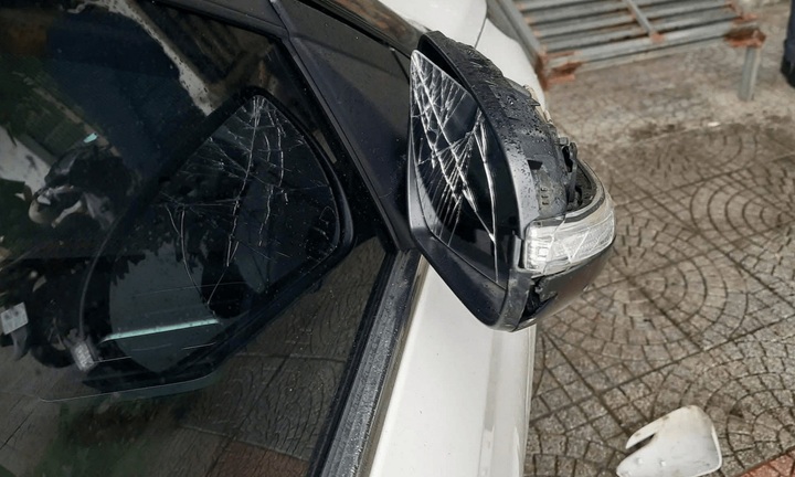 Người phụ nữ cầm rựa, gậy đập phá hàng loạt ô tô đậu ven đường