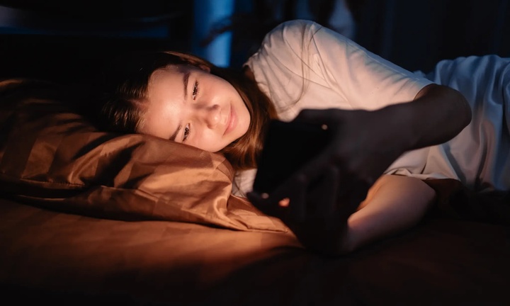 Điện thoại bị oan, đâu là thủ phạm chính khiến thanh thiếu niên ngủ quá ít?