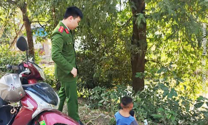 Công an Thanh Hoá giúp bé trai đi lạc, ngồi co ro bên bãi cỏ về với gia đình